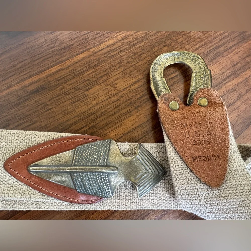 Arrowhead Omega belt. Vintage Size M: cinches your look with effortless style.